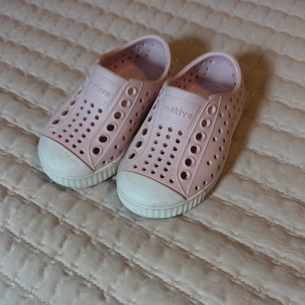 Native Kids Water Shoes - Light Pink and White